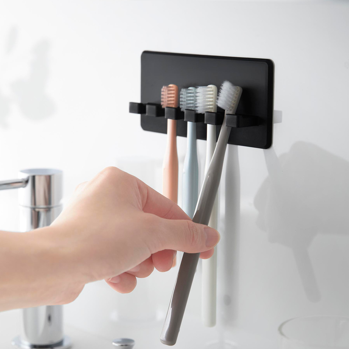 山崎実業 tower シリコーン吸盤歯ブラシホルダー タワー 5連 ( 4903208102988 タワーシリーズ シリコーン吸盤 歯ブラシホルダー シリコーン 吸盤 歯ブラシ ホルダー フック 浮かせて収納 浮かせる収納 5連ホルダー ) 【ブラック】 ブラック
