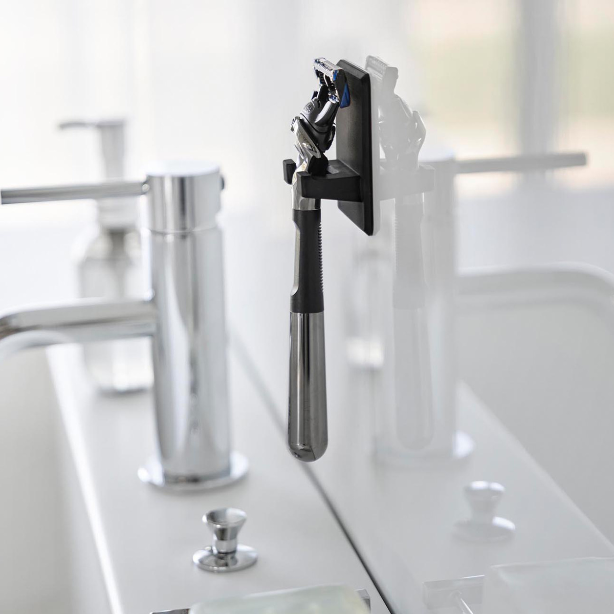 山崎実業 tower シリコーン吸盤シェーバーホルダー タワー ( 4903208103008 タワーシリーズ シリコーン吸盤 シェーバーホルダー シェーバー ホルダー シリコーン 吸盤 フック 吸着 掛け 小物 浮かせて収納 浮かせる収納 ) 【ブラック】 ブラック