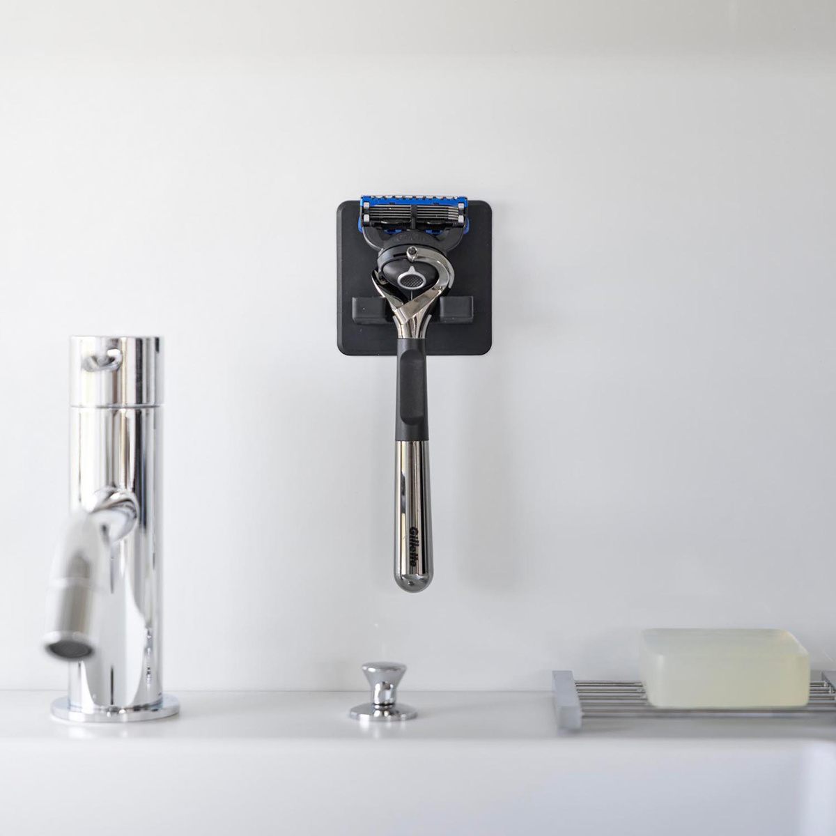 山崎実業 tower シリコーン吸盤シェーバーホルダー タワー ( 4903208103008 タワーシリーズ シリコーン吸盤 シェーバーホルダー シェーバー ホルダー シリコーン 吸盤 フック 吸着 掛け 小物 浮かせて収納 浮かせる収納 ) 【ブラック】 ブラック