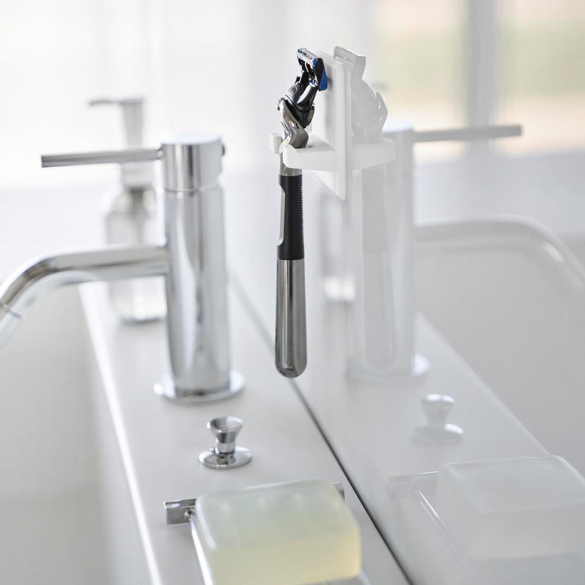 山崎実業 tower シリコーン吸盤シェーバーホルダー タワー ( 4903208103008 タワーシリーズ シリコーン吸盤 シェーバーホルダー シェーバー ホルダー シリコーン 吸盤 フック 吸着 掛け 小物 浮かせて収納 浮かせる収納 ) 【ブラック】 ブラック