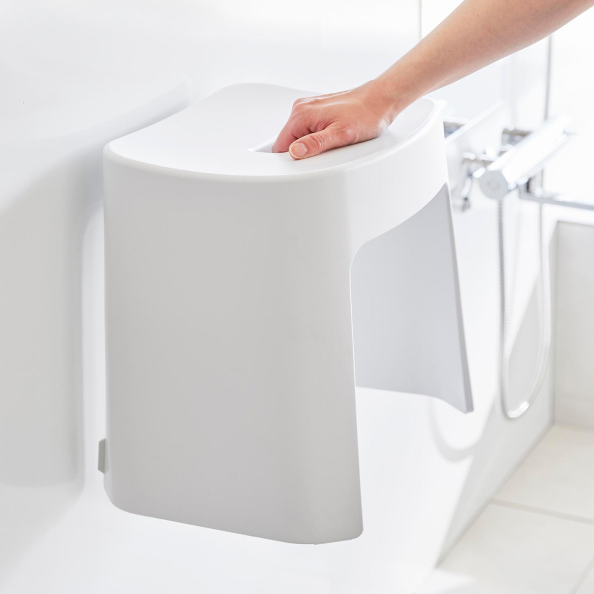 山崎実業 tower 洗いやすいマグネット風呂イス SH32+マグネット&引っ掛け湯おけ+マグネット手おけ セット タワー ( 4903208016537 バスチェア 洗面器 手桶 ホワイト ブラック ) 【ホワイト】 ホワイト