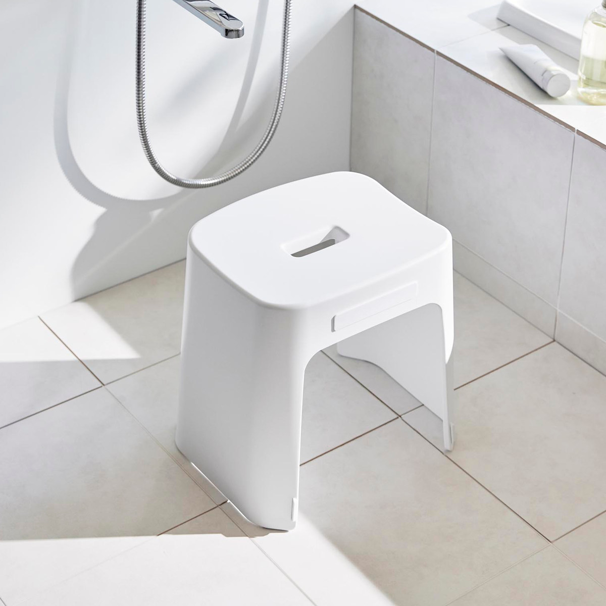 山崎実業 tower 洗いやすいマグネット風呂イス SH32+マグネット&引っ掛け湯おけ+マグネット手おけ セット タワー ( 4903208016537 バスチェア 洗面器 手桶 ホワイト ブラック ) 【ホワイト】 ホワイト