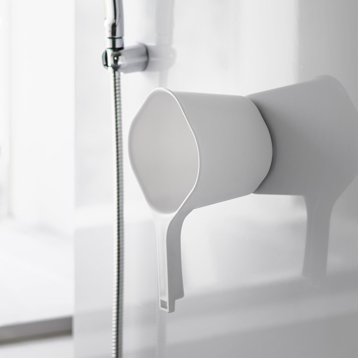 山崎実業 tower 洗いやすいマグネット風呂イス SH32+マグネット&引っ掛け湯おけ+マグネット手おけ セット タワー ( 4903208016537 バスチェア 洗面器 手桶 ホワイト ブラック ) 【ホワイト】 ホワイト