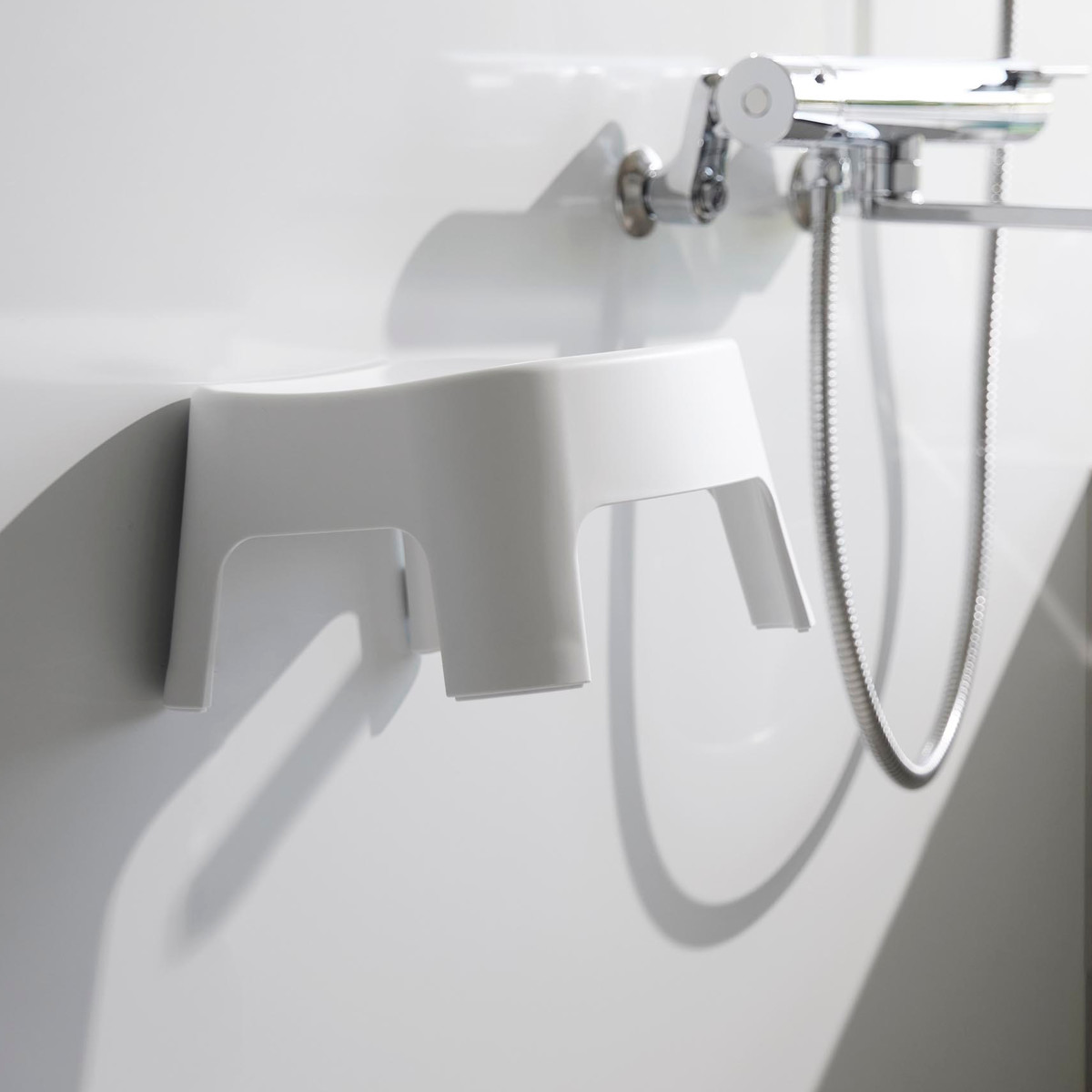 山崎実業 tower マグネット風呂イス キッズ用 SH13+マグネット&引っ掛け湯おけ+マグネット手おけ セット タワー ( 4903208018524 バスチェア 洗面器 子ども用 風呂おけ 磁石 座面高13cm ホワイト ブラック ) 【ブラック】 ブラック