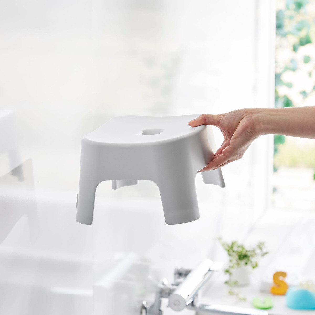 山崎実業 tower マグネット風呂イス キッズ用 SH13+マグネット&引っ掛け湯おけ+マグネット手おけ セット タワー ( 4903208018524 バスチェア 洗面器 子ども用 風呂おけ 磁石 座面高13cm ホワイト ブラック ) 【ブラック】 ブラック