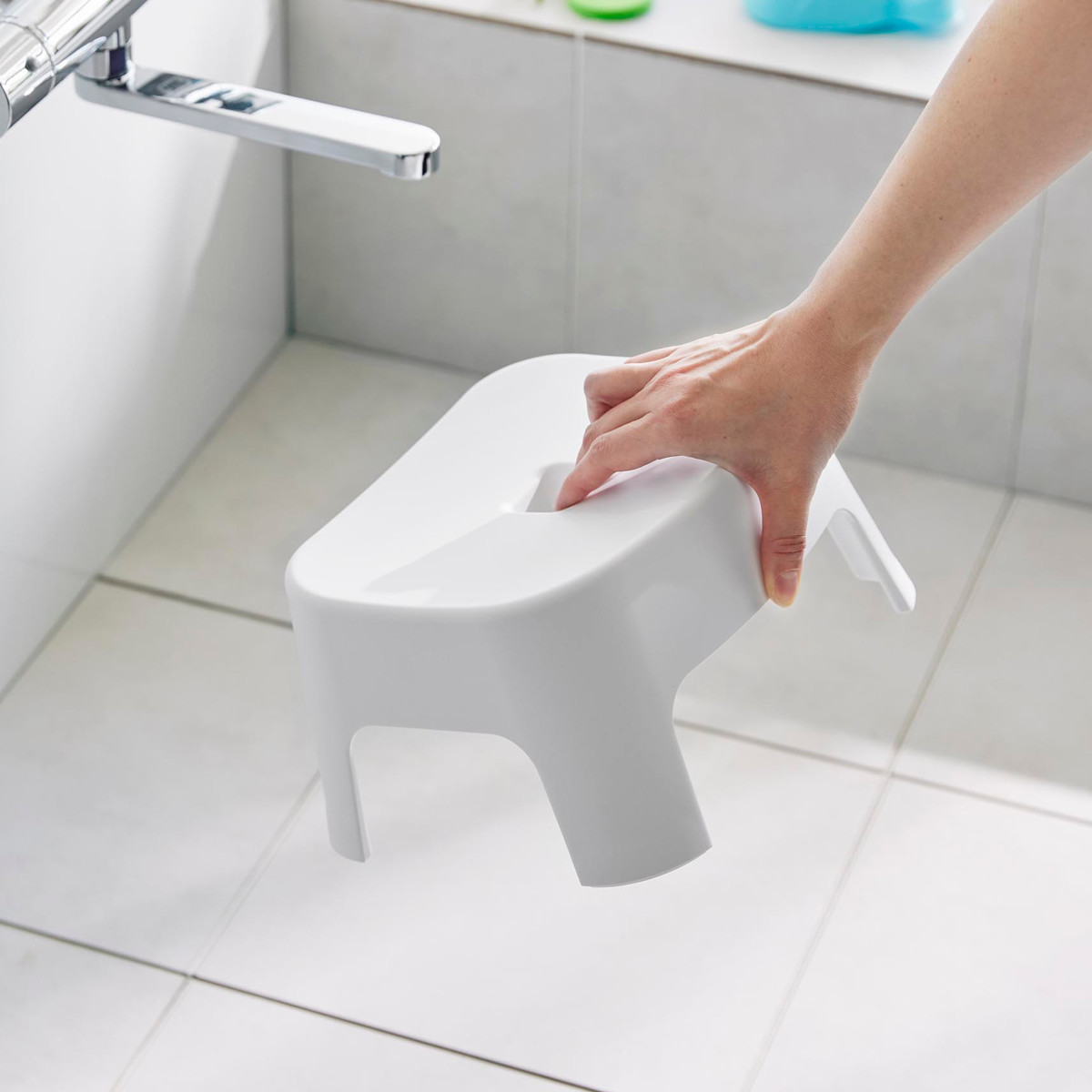 山崎実業 tower マグネット風呂イス キッズ用 SH13+マグネット&引っ掛け湯おけ+マグネット手おけ セット タワー ( 4903208018524 バスチェア 洗面器 子ども用 風呂おけ 磁石 座面高13cm ホワイト ブラック ) 【ブラック】 ブラック