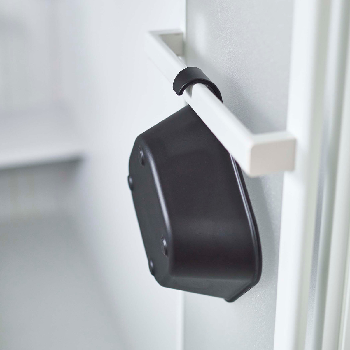 山崎実業 tower マグネット風呂イス キッズ用 SH13+マグネット&引っ掛け湯おけ+マグネット手おけ セット タワー ( 4903208018524 バスチェア 洗面器 子ども用 風呂おけ 磁石 座面高13cm ホワイト ブラック ) 【ブラック】 ブラック