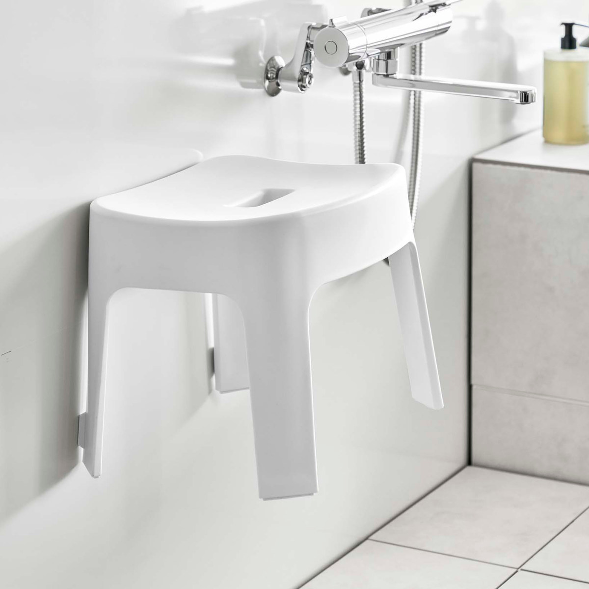 山崎実業 tower マグネット風呂イス SH25+マグネット&引っ掛け湯おけ+マグネット手おけ セット タワー ( 4903208069250 バスチェア 座面25cm 湯桶 洗面器 手桶 浮かせる ホワイト ブラック ) 【ブラック】 ブラック