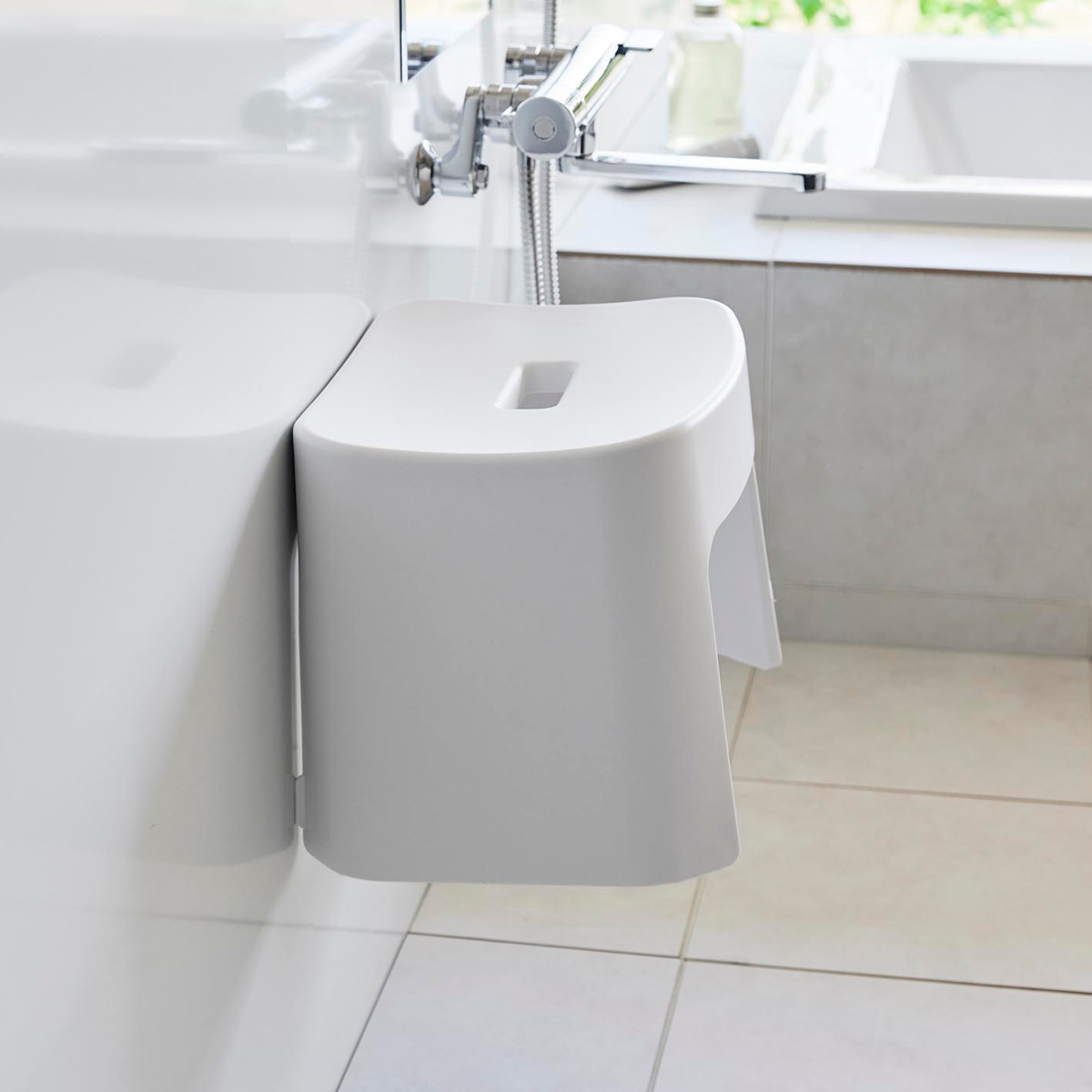 山崎実業 tower 洗いやすいマグネット風呂イス SH26+マグネット&引っ掛け湯おけ セット タワー ( 4903208016513 バスチェア 洗面器 湯桶 ホワイト ブラック ) 【ブラック】 ブラック