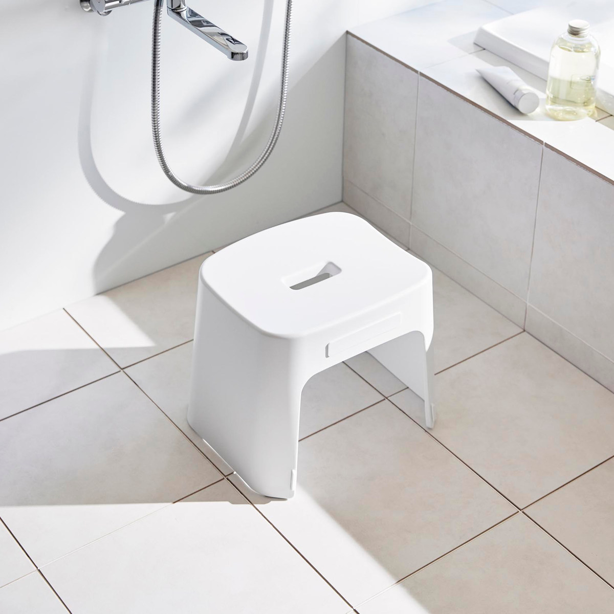 山崎実業 tower 洗いやすいマグネット風呂イス SH26+マグネット&引っ掛け湯おけ セット タワー ( 4903208016513 バスチェア 洗面器 湯桶 ホワイト ブラック ) 【ブラック】 ブラック