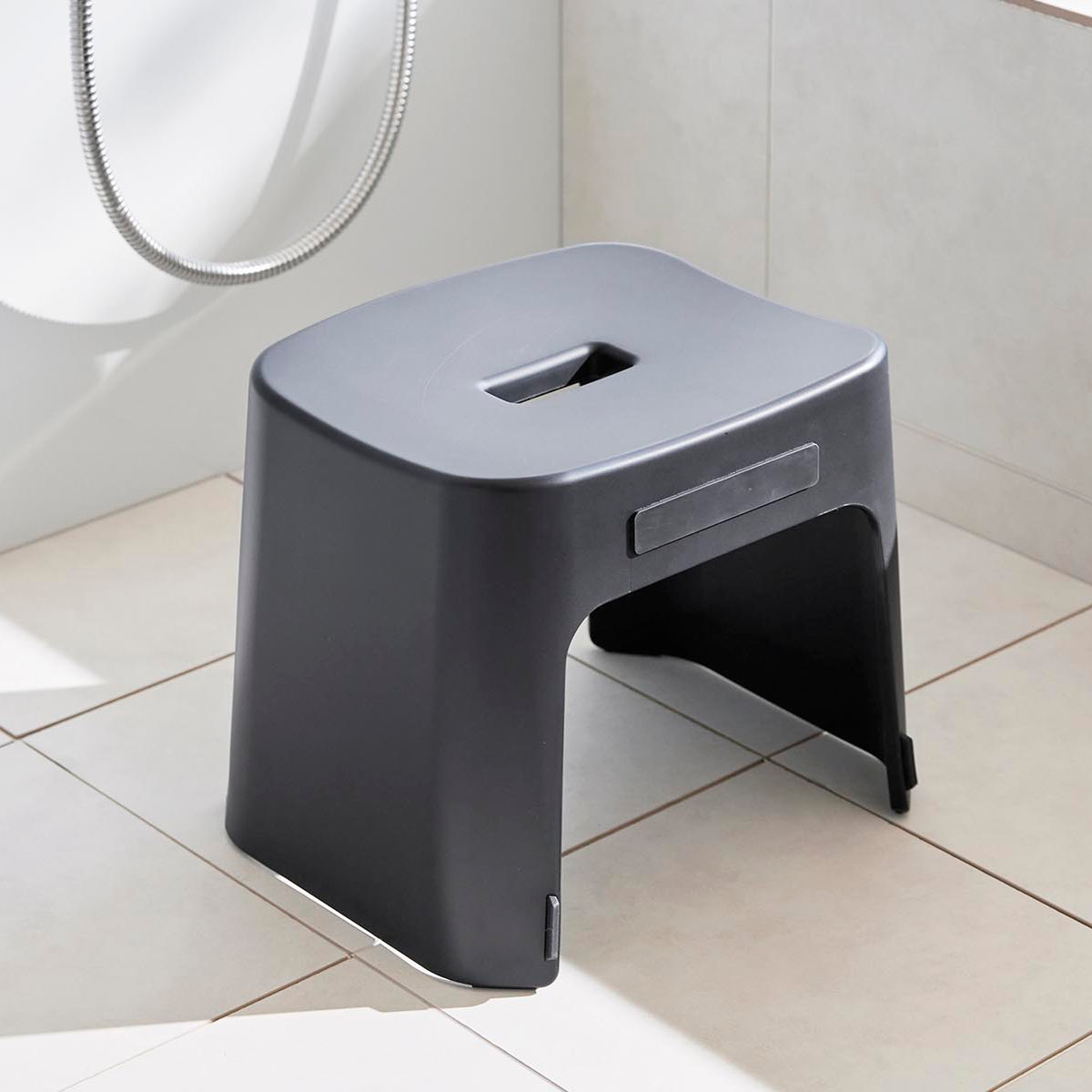 山崎実業 tower 洗いやすいマグネット風呂イス SH26+マグネット&引っ掛け湯おけ セット タワー ( 4903208016513 バスチェア 洗面器 湯桶 ホワイト ブラック ) 【ブラック】 ブラック