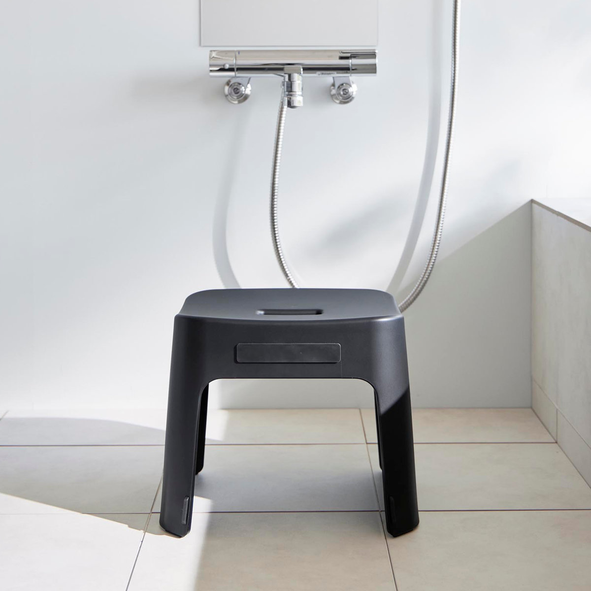 山崎実業 tower 洗いやすいマグネット風呂イス SH26+マグネット&引っ掛け湯おけ セット タワー ( 4903208016513 バスチェア 洗面器 湯桶 ホワイト ブラック ) 【ブラック】 ブラック