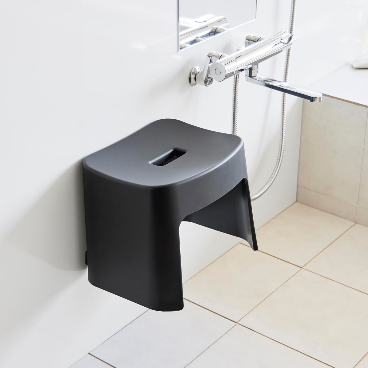山崎実業 tower 洗いやすいマグネット風呂イス SH26+マグネット&引っ掛け湯おけ セット タワー ( 4903208016513 バスチェア 洗面器 湯桶 ホワイト ブラック ) 【ブラック】 ブラック