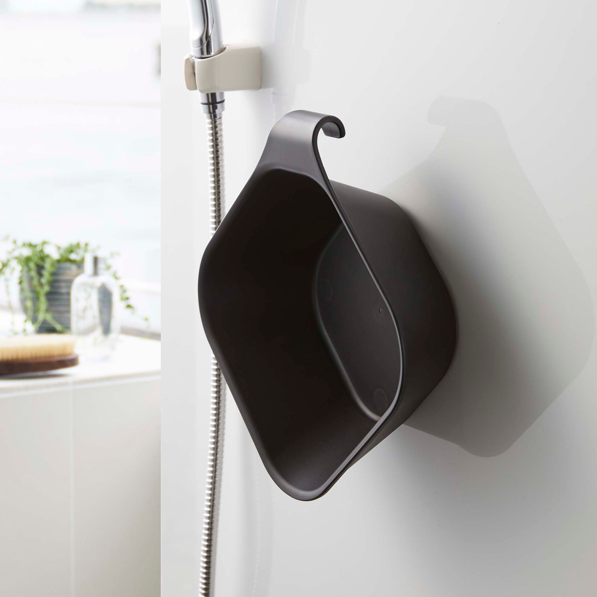 山崎実業 tower 洗いやすいマグネット風呂イス SH26+マグネット&引っ掛け湯おけ セット タワー ( 4903208016513 バスチェア 洗面器 湯桶 ホワイト ブラック ) 【ブラック】 ブラック