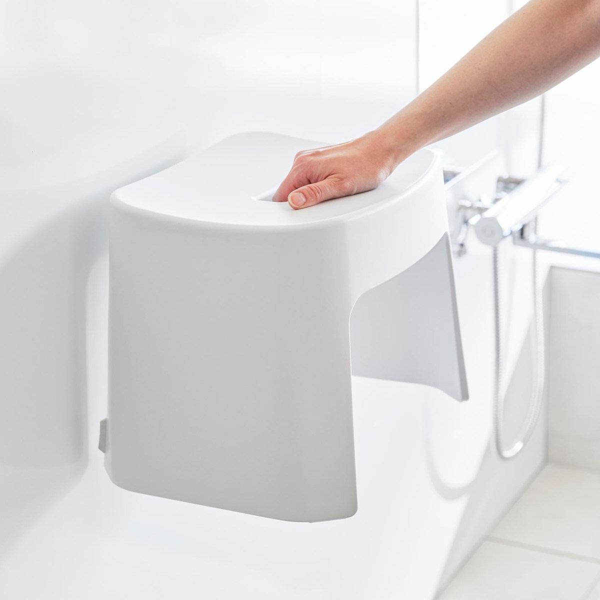 山崎実業 tower 洗いやすいマグネット風呂イス SH26+マグネット手おけ セット タワー ( 4903208016513 バスチェア 磁石 壁面収納 洗面器 手桶 ホワイト ブラック ) 【ブラック】 ブラック