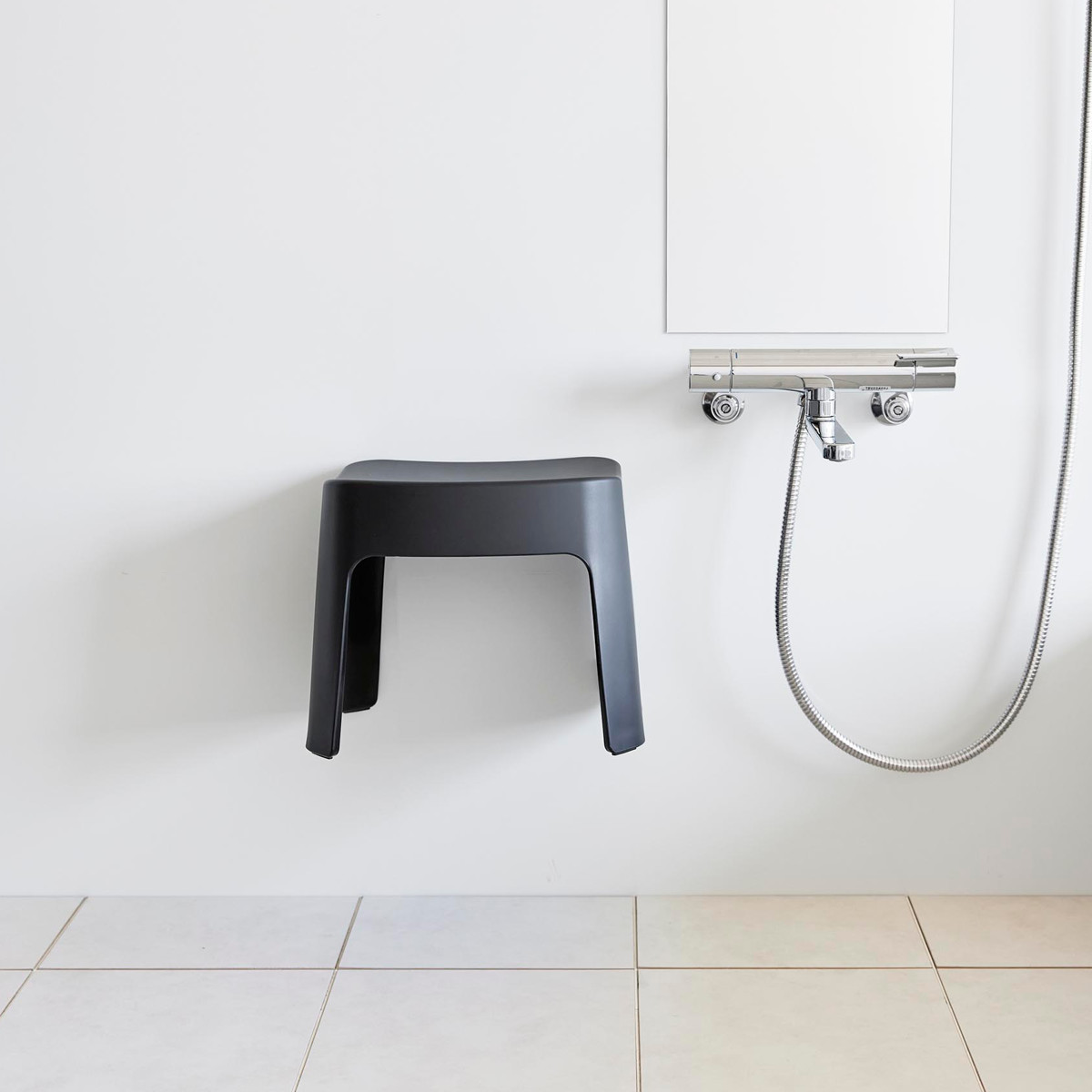 山崎実業 tower 洗いやすいマグネット風呂イス SH26+マグネット手おけ セット タワー ( 4903208016513 バスチェア 磁石 壁面収納 洗面器 手桶 ホワイト ブラック ) 【ブラック】 ブラック