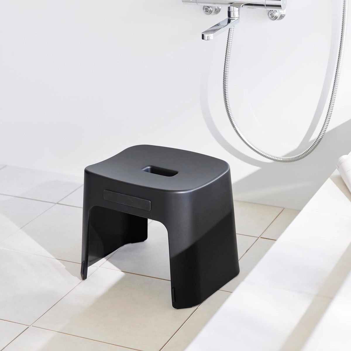 山崎実業 tower 洗いやすいマグネット風呂イス SH26+マグネット手おけ セット タワー ( 4903208016513 バスチェア 磁石 壁面収納 洗面器 手桶 ホワイト ブラック ) 【ブラック】 ブラック