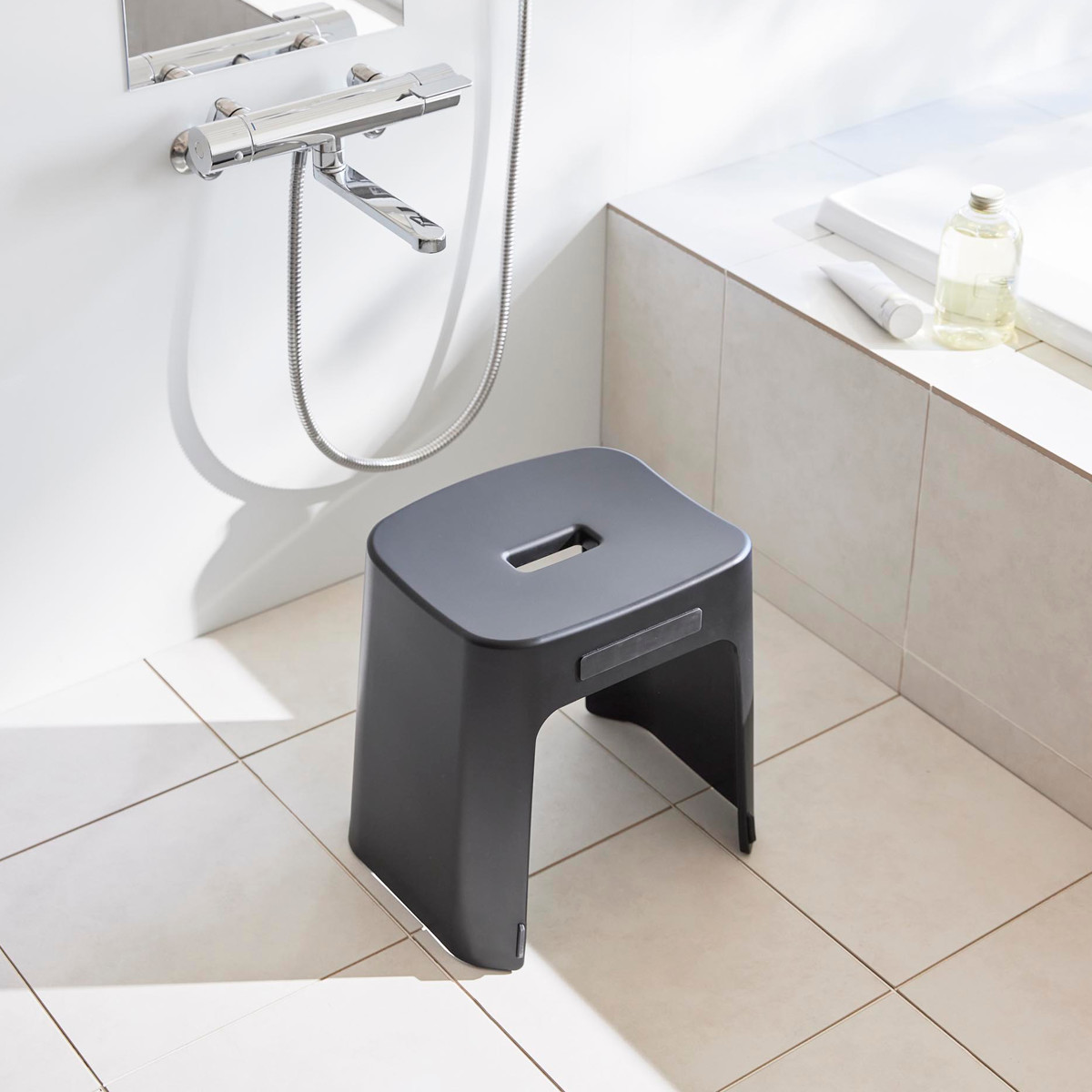 山崎実業 tower 洗いやすいマグネット風呂イス SH32+マグネット手おけ セット タワー ( 4903208016537 バスチェア 手桶 磁石 洗面器 壁面収納 ホワイト ブラック ) 【ホワイト】 ホワイト