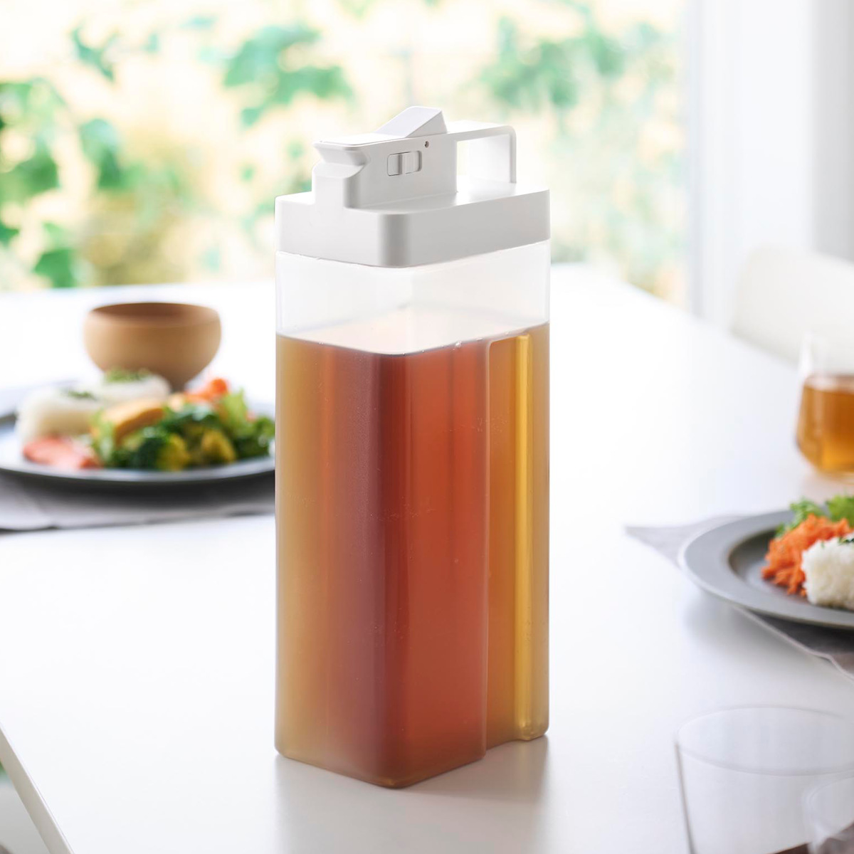 山崎実業 tower 倒して置けてそのまま注げる冷水筒 タワー 2.2L ( 4903208100298 タワーシリーズ 冷水筒 2.2リットル 冷水ポット 食洗機対応 横置き 冷水専用 冷蔵庫 注ぎやすい 大容量 ジャグ ) 【ブラック】 ブラック