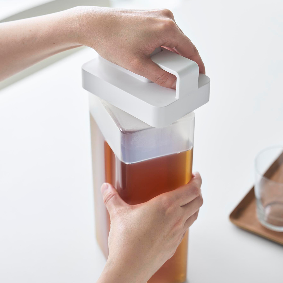 山崎実業 tower 倒して置けてそのまま注げる冷水筒 タワー 2.2L ( 4903208100298 タワーシリーズ 冷水筒 2.2リットル 冷水ポット 食洗機対応 横置き 冷水専用 冷蔵庫 注ぎやすい 大容量 ジャグ ) 【ブラック】 ブラック