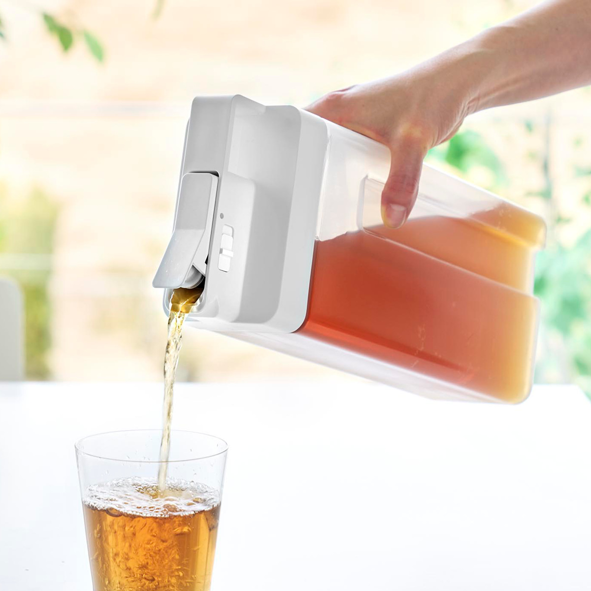 山崎実業 tower 倒して置けてそのまま注げる冷水筒 タワー 2.2L ( 4903208100298 タワーシリーズ 冷水筒 2.2リットル 冷水ポット 食洗機対応 横置き 冷水専用 冷蔵庫 注ぎやすい 大容量 ジャグ ) 【ブラック】 ブラック