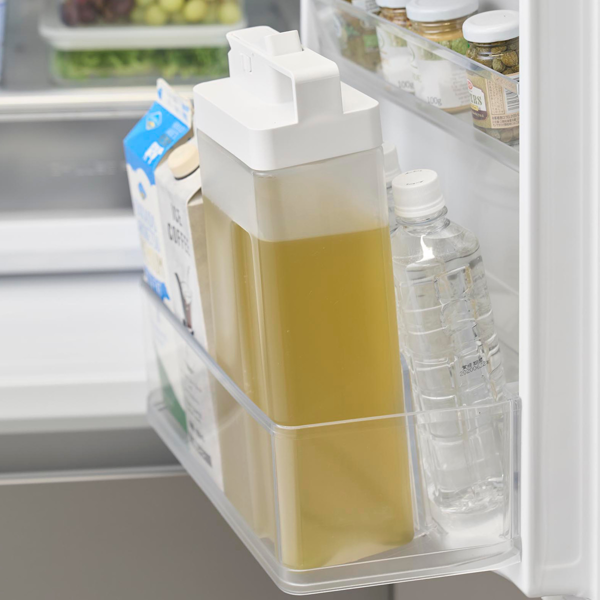 山崎実業 tower 倒して置けてそのまま注げる冷水筒 タワー 2.2L ( 4903208100298 タワーシリーズ 冷水筒 2.2リットル 冷水ポット 食洗機対応 横置き 冷水専用 冷蔵庫 注ぎやすい 大容量 ジャグ ) 【ブラック】 ブラック