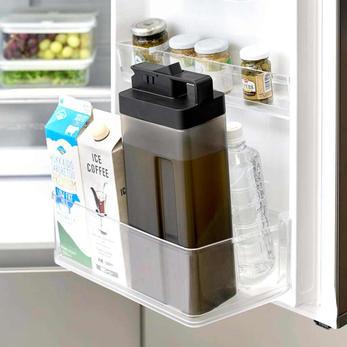 山崎実業 tower 倒して置けてそのまま注げる冷水筒 タワー 2.2L ( 4903208100298 タワーシリーズ 冷水筒 2.2リットル 冷水ポット 食洗機対応 横置き 冷水専用 冷蔵庫 注ぎやすい 大容量 ジャグ ) 【ブラック】 ブラック