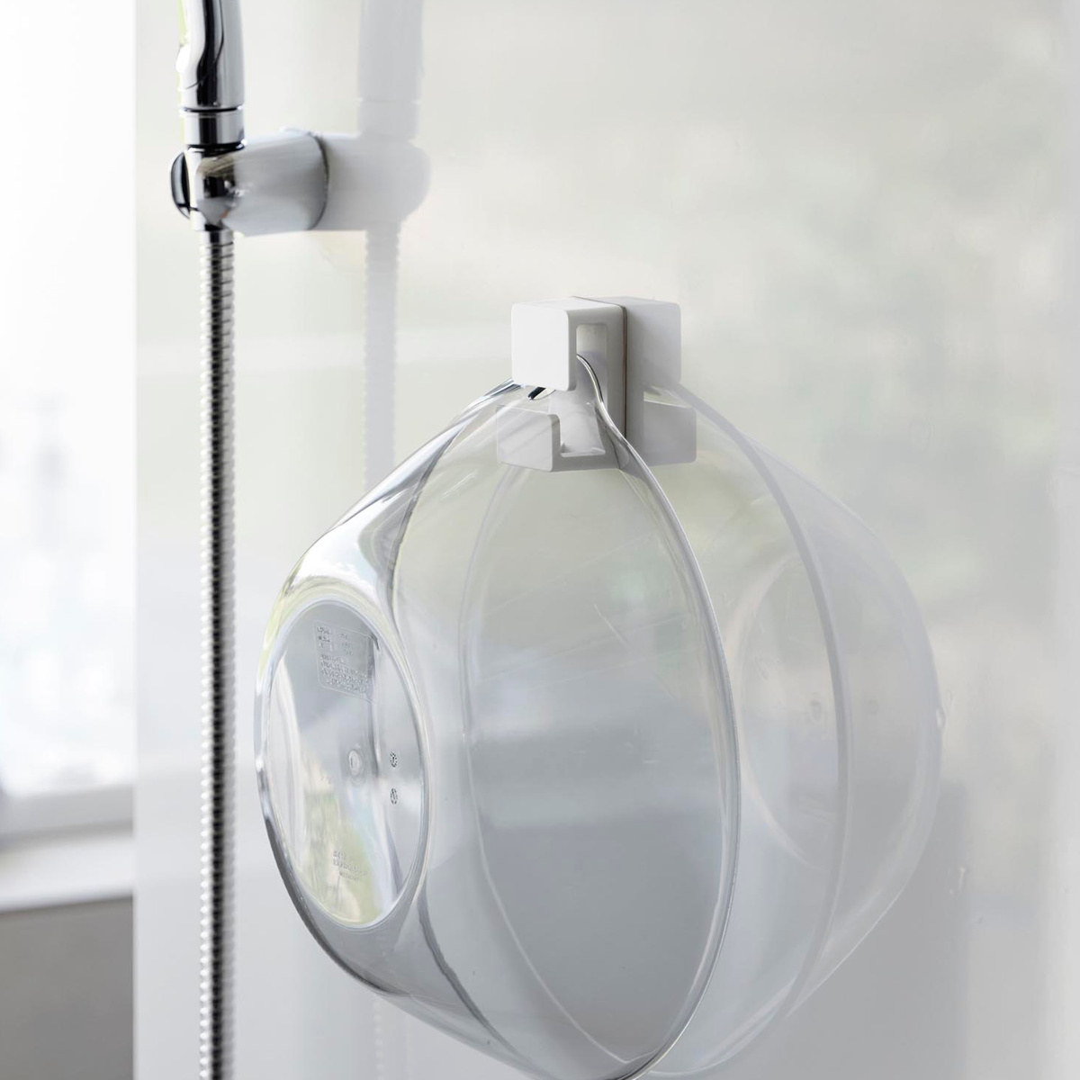 山崎実業 MIST フィルムフック湯おけホルダー ミスト ( 4903208102810 ミストシリーズ 湯おけホルダー 手おけホルダー フィルムフック 壁掛けフック 収納ラック バスラック 風呂 浴室 壁面収納 壁面 浮かせる収納 浮かせて収納 )