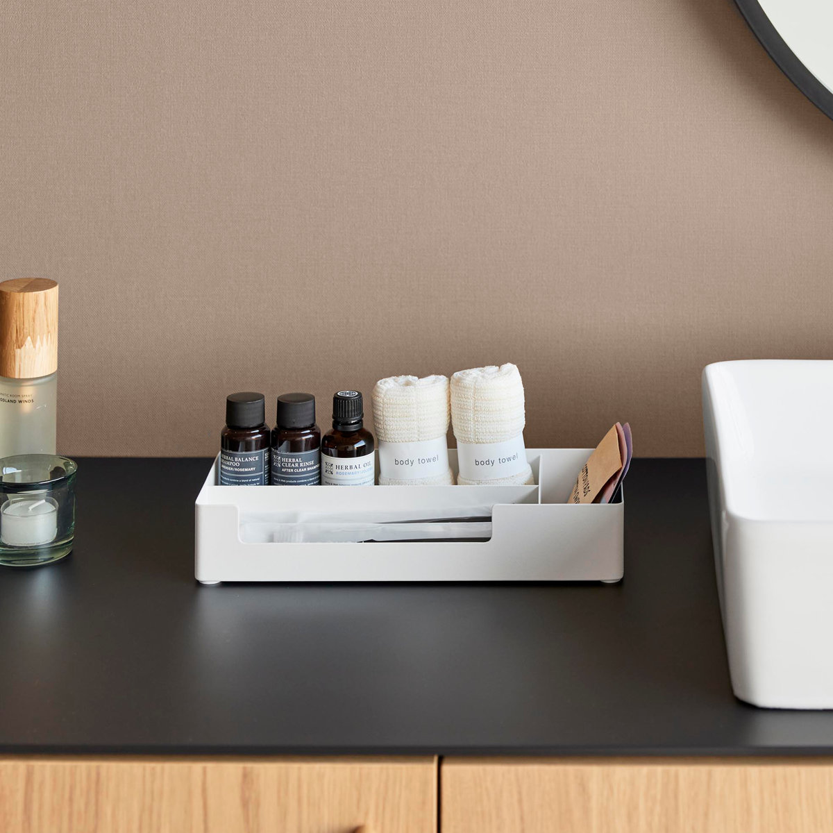 山崎実業 tower 仕切り付きアメニティ収納 タワー ( 4903208103381 タワーシリーズ アメニティ収納 トレー アメニティ 仕切り付き 収納 アメニティグッズ 収納トレー トレイ 小物入れ インテリア ) 【ブラック】 ブラック