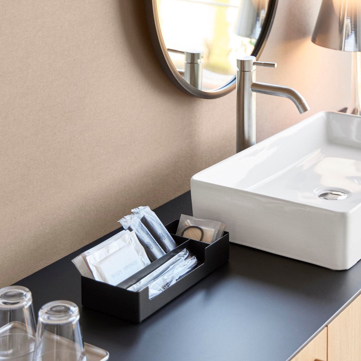 山崎実業 tower 仕切り付きアメニティ収納 タワー ( 4903208103381 タワーシリーズ アメニティ収納 トレー アメニティ 仕切り付き 収納 アメニティグッズ 収納トレー トレイ 小物入れ インテリア ) 【ブラック】 ブラック