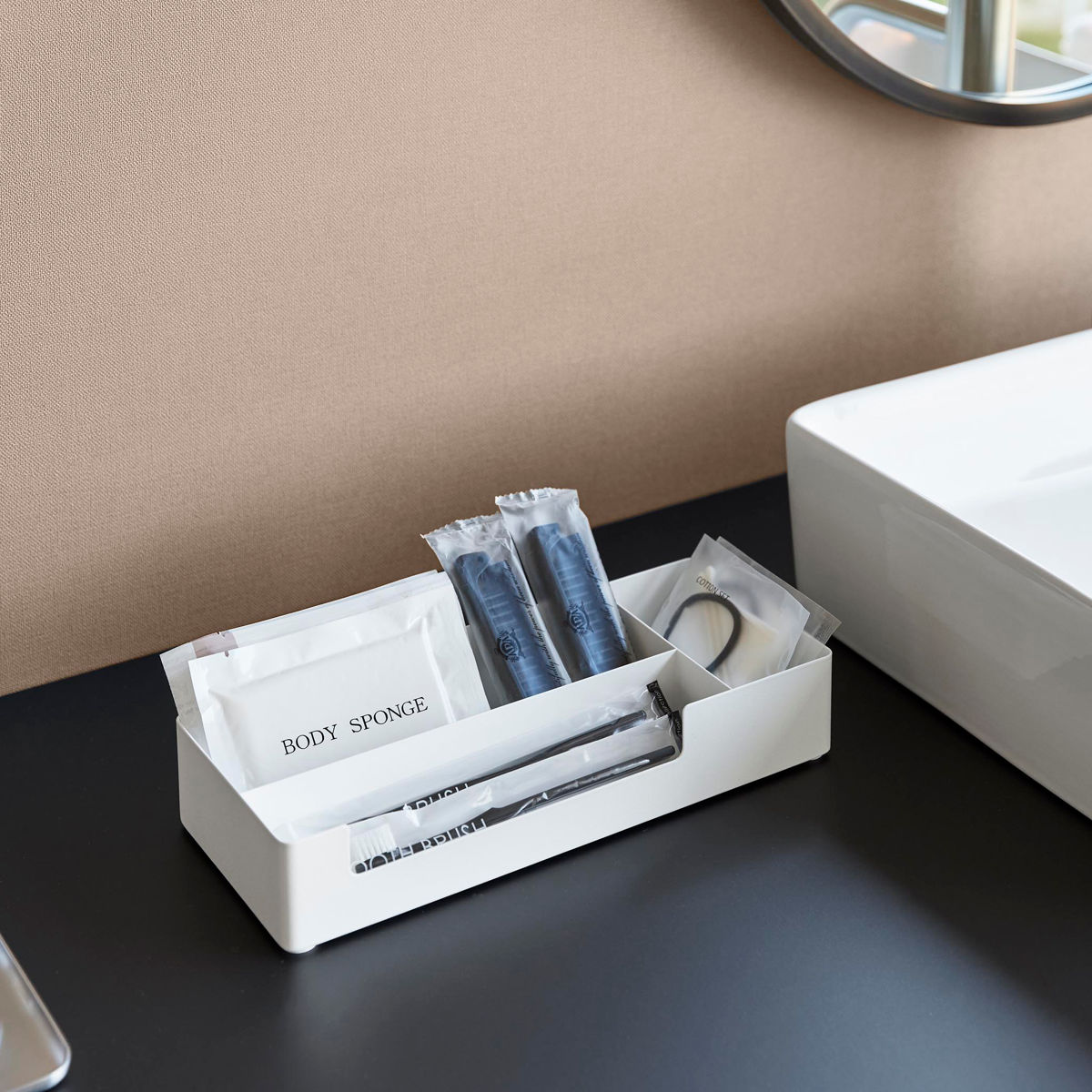 山崎実業 tower 仕切り付きアメニティ収納 タワー ( 4903208103381 タワーシリーズ アメニティ収納 トレー アメニティ 仕切り付き 収納 アメニティグッズ 収納トレー トレイ 小物入れ インテリア ) 【ブラック】 ブラック