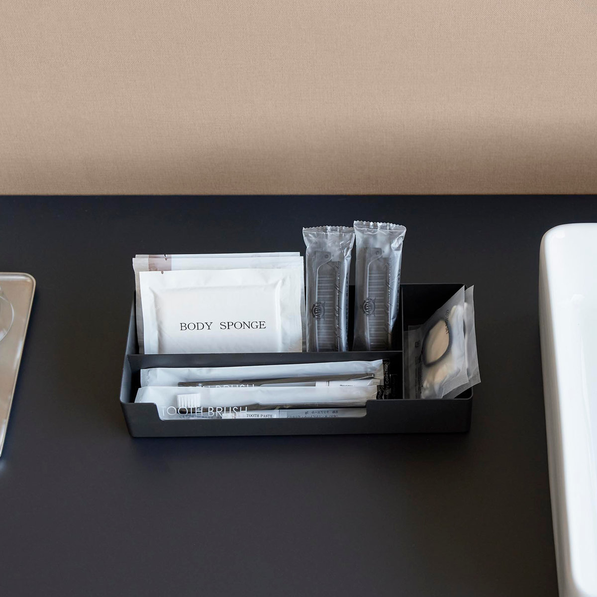 山崎実業 tower 仕切り付きアメニティ収納 タワー ( 4903208103381 タワーシリーズ アメニティ収納 トレー アメニティ 仕切り付き 収納 アメニティグッズ 収納トレー トレイ 小物入れ インテリア ) 【ブラック】 ブラック