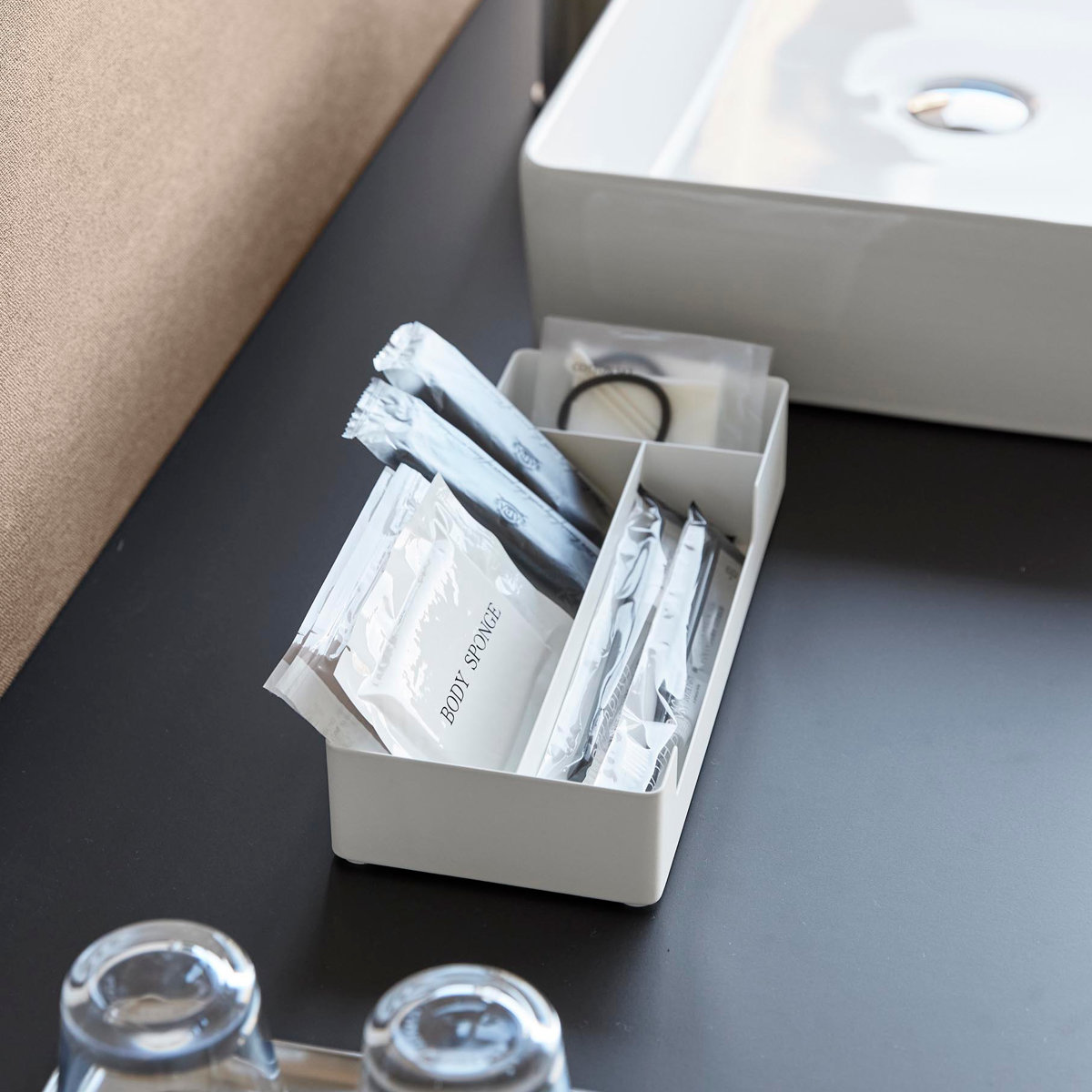 山崎実業 tower 仕切り付きアメニティ収納 タワー ( 4903208103381 タワーシリーズ アメニティ収納 トレー アメニティ 仕切り付き 収納 アメニティグッズ 収納トレー トレイ 小物入れ インテリア ) 【ブラック】 ブラック