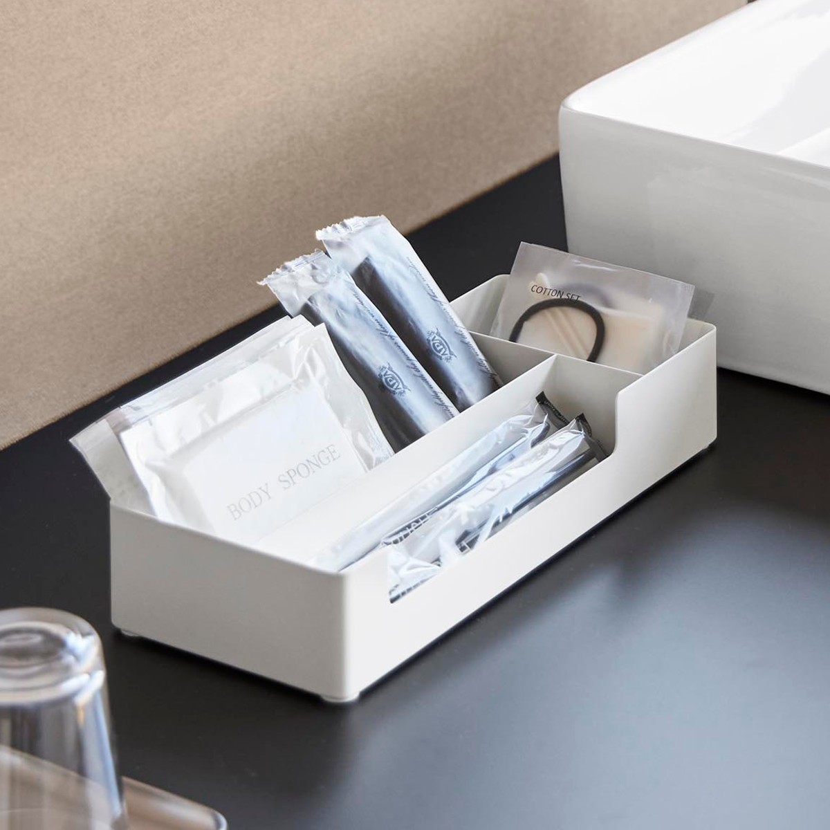 山崎実業 tower 仕切り付きアメニティ収納 タワー ( 4903208103381 タワーシリーズ アメニティ収納 トレー アメニティ 仕切り付き 収納 アメニティグッズ 収納トレー トレイ 小物入れ インテリア ) 【ブラック】 ブラック