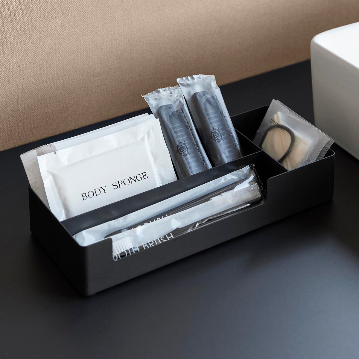 山崎実業 tower 仕切り付きアメニティ収納 タワー ( 4903208103381 タワーシリーズ アメニティ収納 トレー アメニティ 仕切り付き 収納 アメニティグッズ 収納トレー トレイ 小物入れ インテリア ) 【ブラック】 ブラック