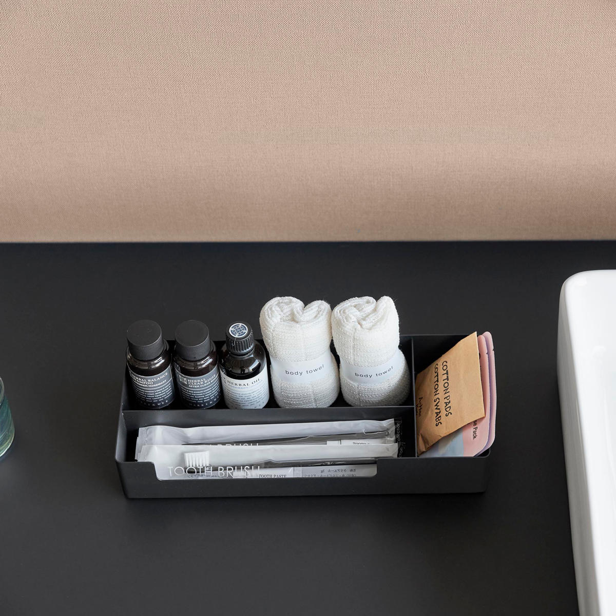 山崎実業 tower 仕切り付きアメニティ収納 タワー ( 4903208103381 タワーシリーズ アメニティ収納 トレー アメニティ 仕切り付き 収納 アメニティグッズ 収納トレー トレイ 小物入れ インテリア ) 【ブラック】 ブラック