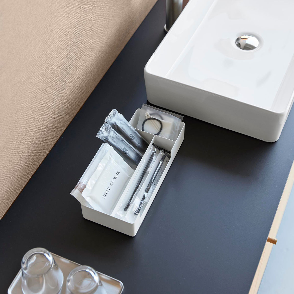 山崎実業 tower 仕切り付きアメニティ収納 タワー ( 4903208103381 タワーシリーズ アメニティ収納 トレー アメニティ 仕切り付き 収納 アメニティグッズ 収納トレー トレイ 小物入れ インテリア ) 【ブラック】 ブラック