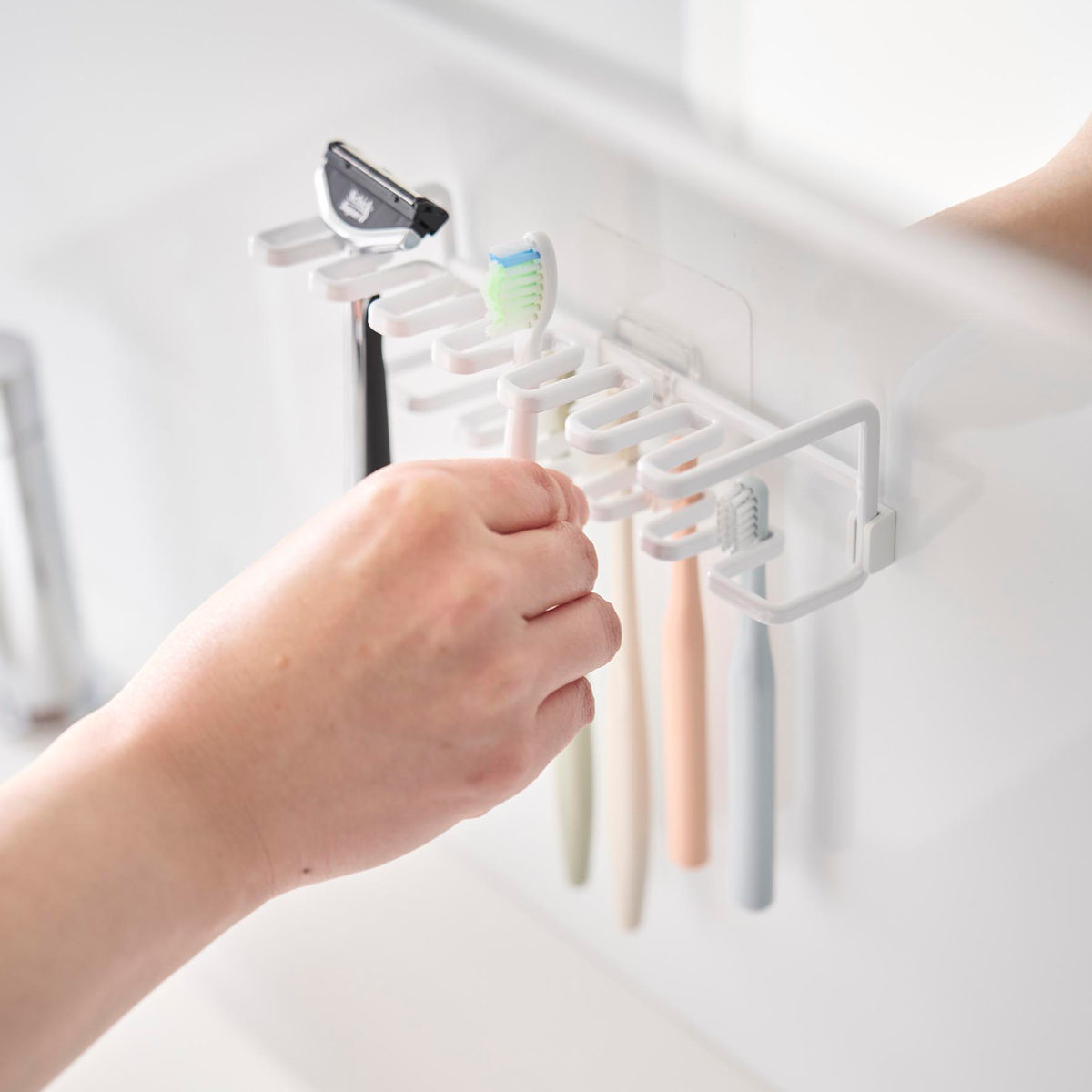 山崎実業 tower フィルムフック歯ブラシ&替え歯ブラシホルダー タワー 2段 ( 4903208104807 タワーシリーズ 歯ブラシホルダー 替え歯ブラシホルダー フィルムフック 歯ブラシ 替え歯ブラシ ホルダー 浮かせて収納 ) 【ブラック】 ブラック