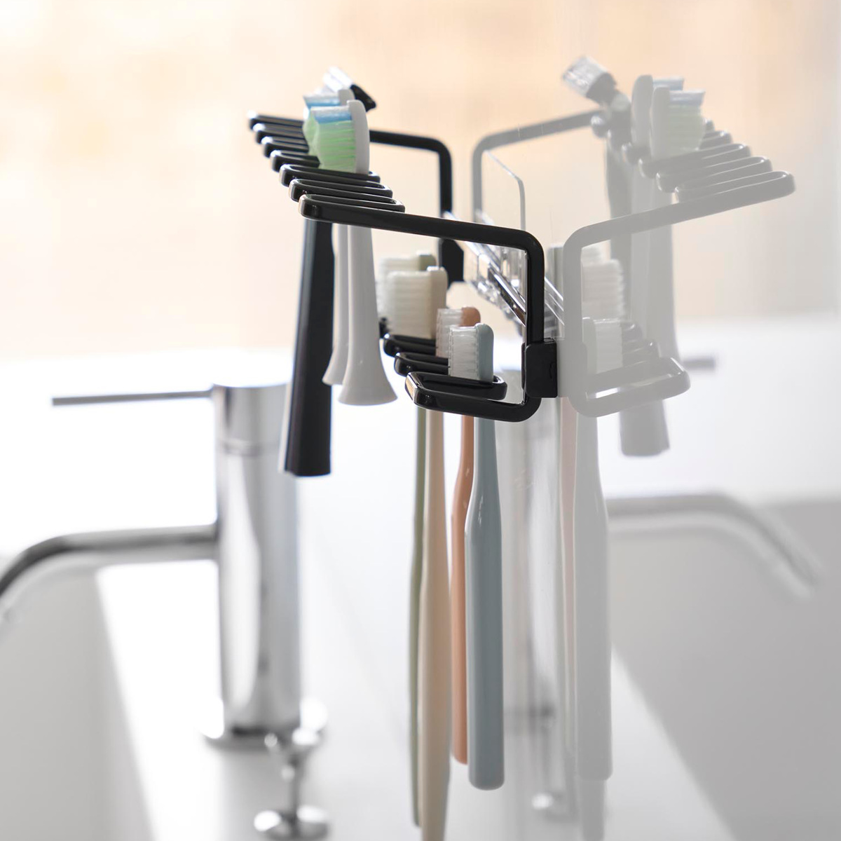 山崎実業 tower フィルムフック歯ブラシ&替え歯ブラシホルダー タワー 2段 ( 4903208104807 タワーシリーズ 歯ブラシホルダー 替え歯ブラシホルダー フィルムフック 歯ブラシ 替え歯ブラシ ホルダー 浮かせて収納 ) 【ブラック】 ブラック