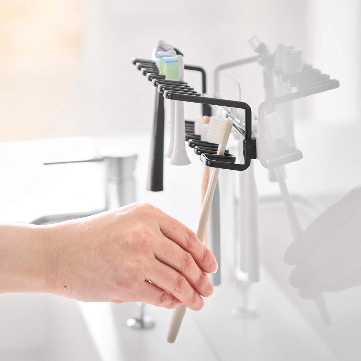 山崎実業 tower フィルムフック歯ブラシ&替え歯ブラシホルダー タワー 2段 ( 4903208104807 タワーシリーズ 歯ブラシホルダー 替え歯ブラシホルダー フィルムフック 歯ブラシ 替え歯ブラシ ホルダー 浮かせて収納 ) 【ブラック】 ブラック