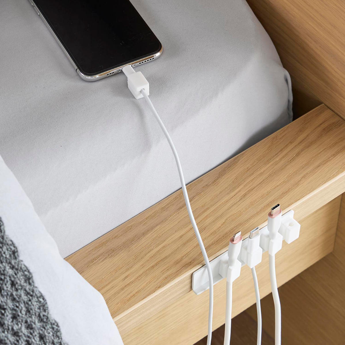 山崎実業 smart テープで貼り付けるマグネットケーブルホルダー スマート 5連 ( 4903208101950 スマートシリーズ ケーブルホルダー 5個 磁石 テープで貼り付ける マグネット ケーブル ホルダー 5連ホルダー 浮かせて収納 ) 【ホワイト】 ホワイト