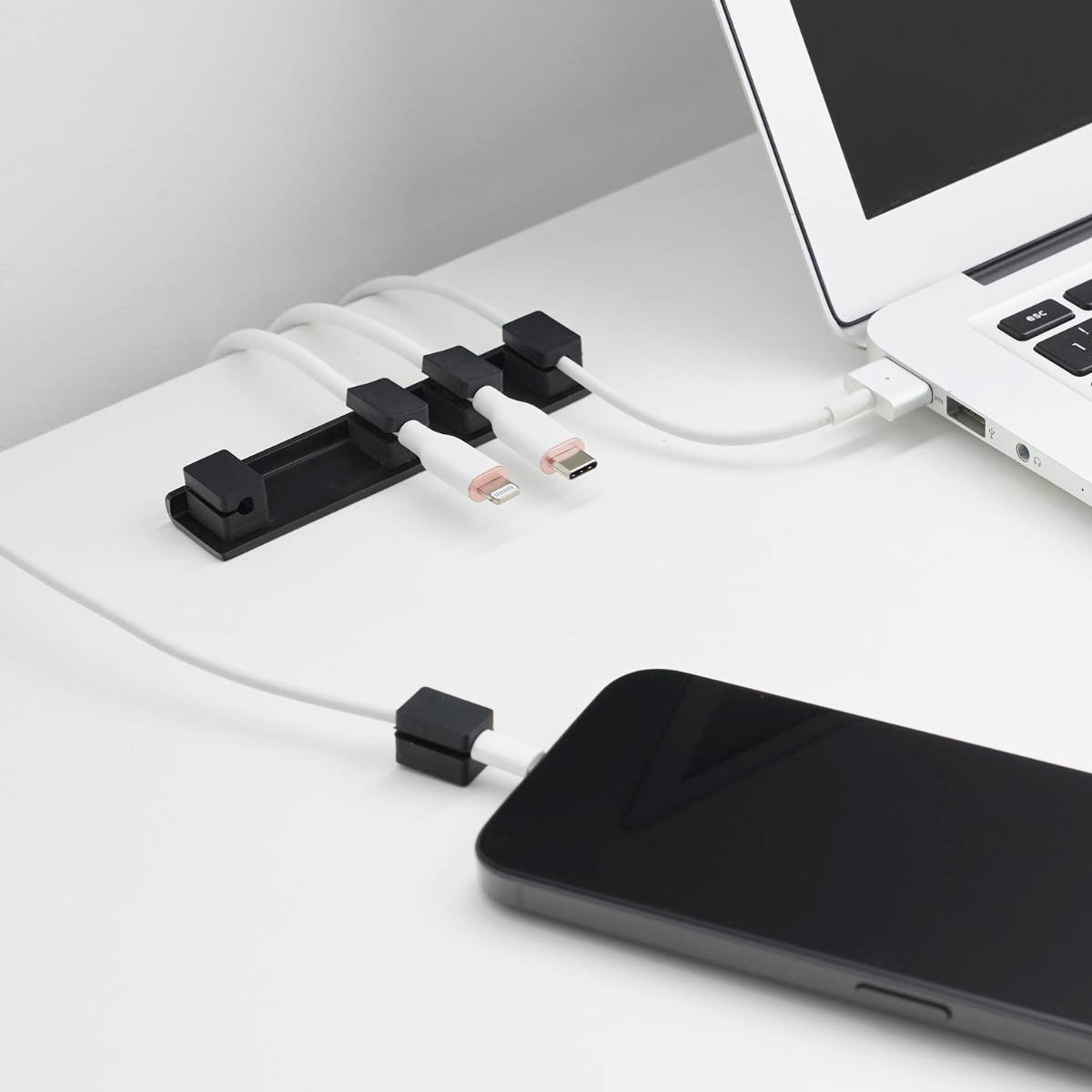 山崎実業 smart テープで貼り付けるマグネットケーブルホルダー スマート 5連 ( 4903208101950 スマートシリーズ ケーブルホルダー 5個 磁石 テープで貼り付ける マグネット ケーブル ホルダー 5連ホルダー 浮かせて収納 ) 【ホワイト】 ホワイト