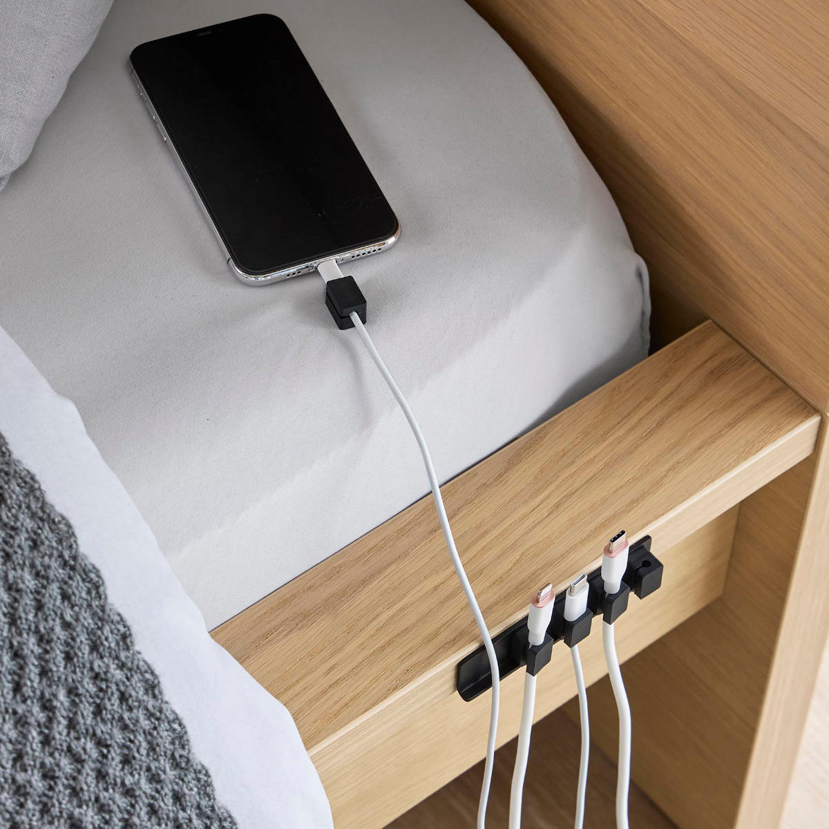 山崎実業 smart テープで貼り付けるマグネットケーブルホルダー スマート 5連 ( 4903208101950 スマートシリーズ ケーブルホルダー 5個 磁石 テープで貼り付ける マグネット ケーブル ホルダー 5連ホルダー 浮かせて収納 ) 【ホワイト】 ホワイト