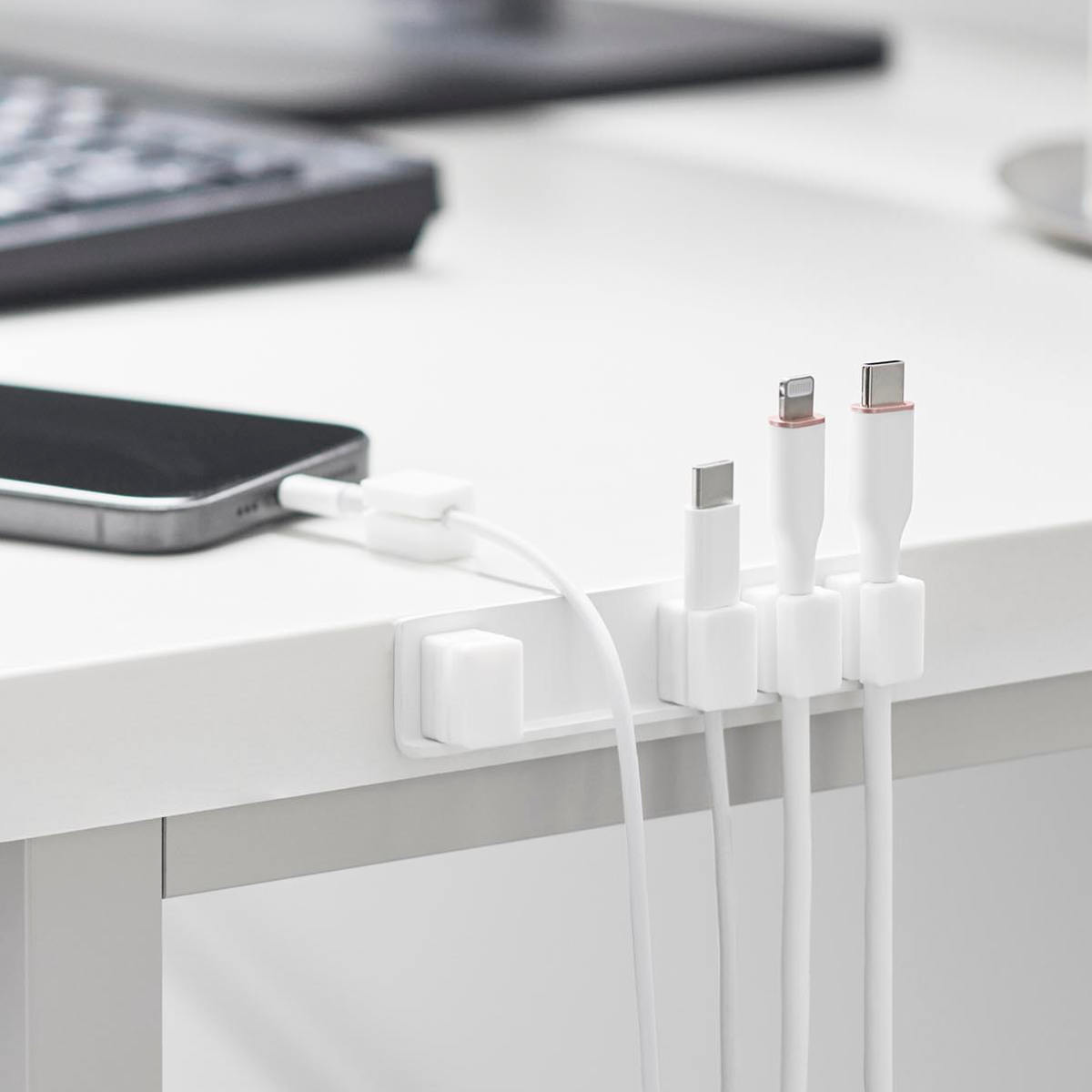 山崎実業 smart テープで貼り付けるマグネットケーブルホルダー スマート 5連 ( 4903208101950 スマートシリーズ ケーブルホルダー 5個 磁石 テープで貼り付ける マグネット ケーブル ホルダー 5連ホルダー 浮かせて収納 ) 【ホワイト】 ホワイト