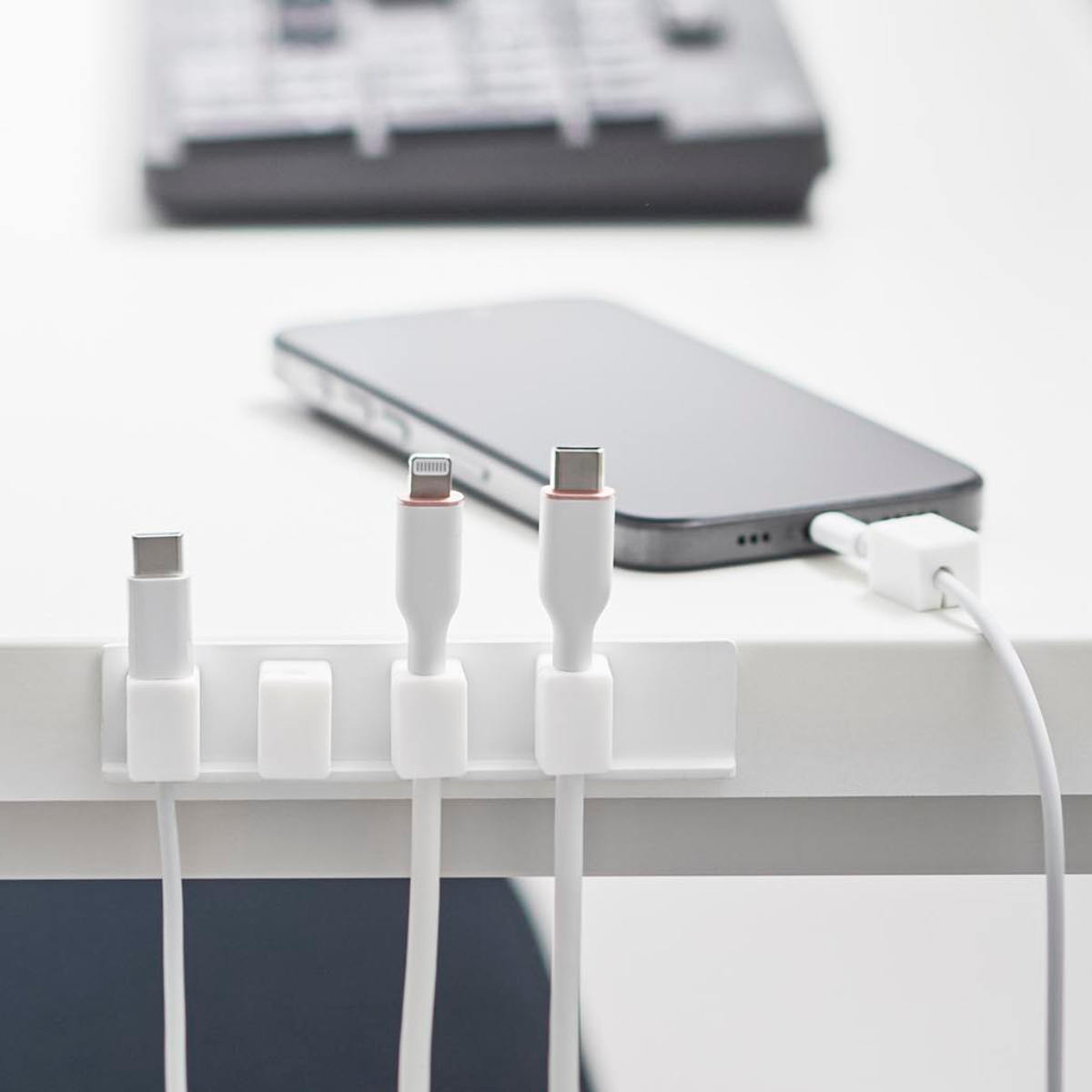山崎実業 smart テープで貼り付けるマグネットケーブルホルダー スマート 5連 ( 4903208101950 スマートシリーズ ケーブルホルダー 5個 磁石 テープで貼り付ける マグネット ケーブル ホルダー 5連ホルダー 浮かせて収納 ) 【ホワイト】 ホワイト