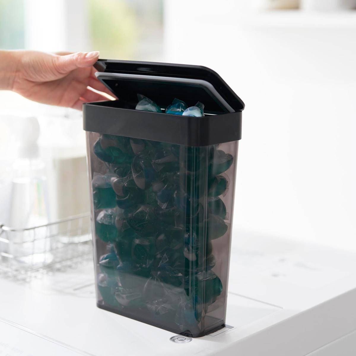 山崎実業 tower においが漏れにくいパッキン付き洗濯洗剤ボール収納ケース タワー 大容量 ( 4903208103893 タワーシリーズ ケース ふた付き 洗濯洗剤ボール パッキン 洗剤ボール 洗濯小物 洗濯洗剤ボール収納 パッキン付き ) 【ブラック】 ブラック