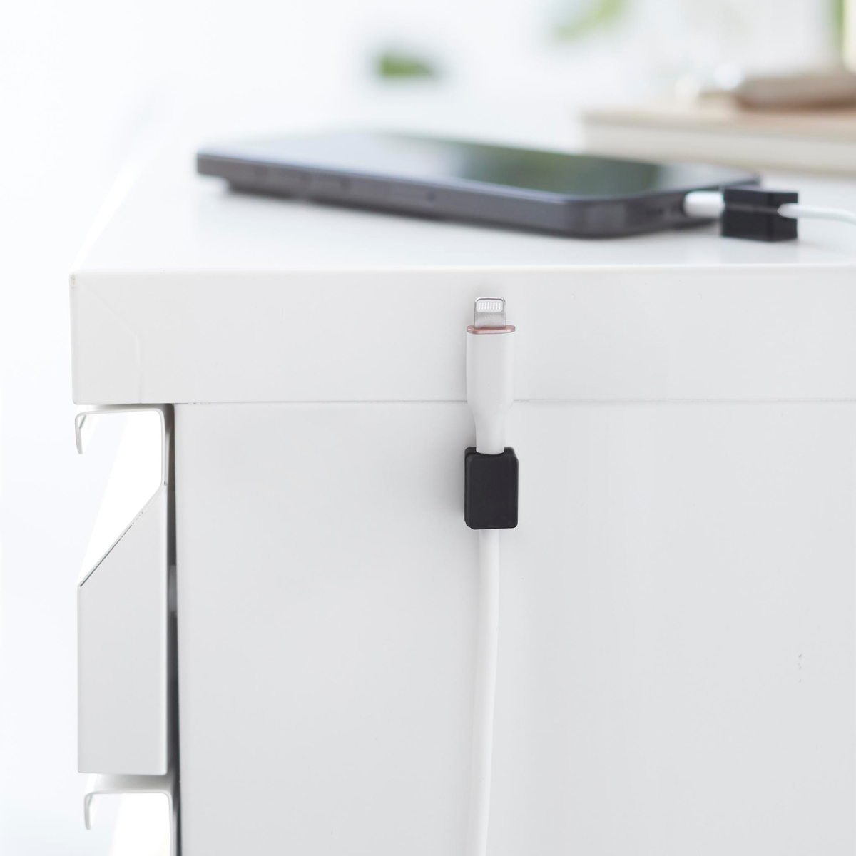 山崎実業 tower デスクワゴン横マグネットハンドタオルハンガー タワー ( 4903208104487 タワーシリーズ タオルハンガー マグネット デスクワゴン横 マグネットハンガー ケーブルホルダー付き 磁石 ハンドタオル ハンガー ) 【ブラック】 ブラック