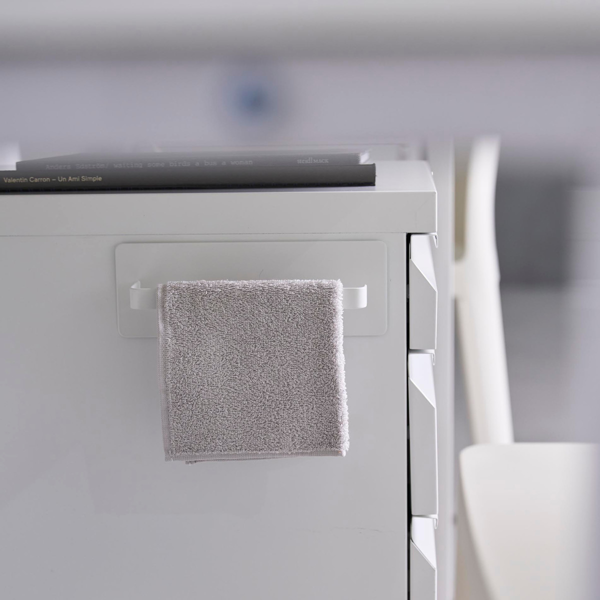 山崎実業 tower デスクワゴン横マグネットハンドタオルハンガー タワー ( 4903208104487 タワーシリーズ タオルハンガー マグネット デスクワゴン横 マグネットハンガー ケーブルホルダー付き 磁石 ハンドタオル ハンガー ) 【ブラック】 ブラック