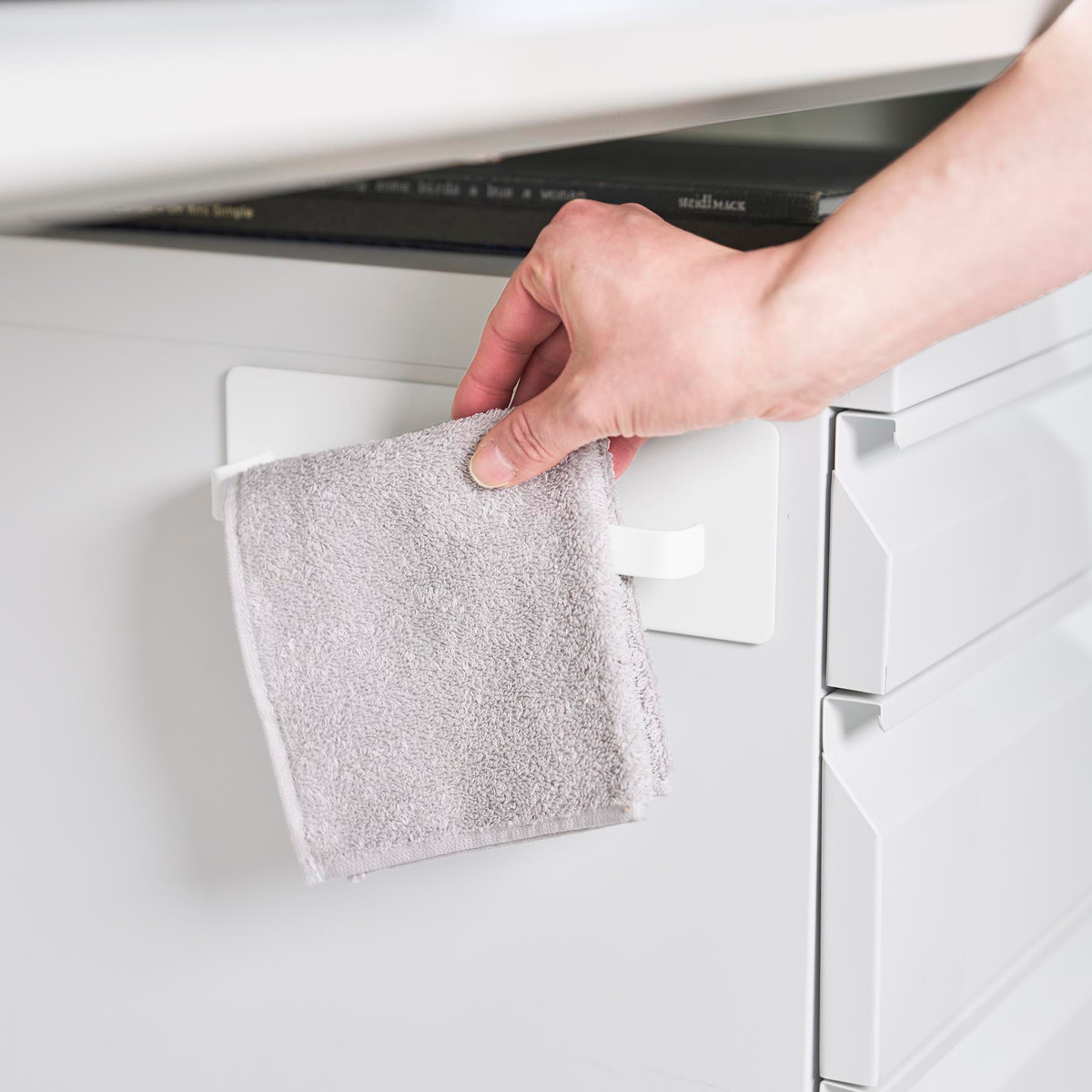 山崎実業 tower デスクワゴン横マグネットハンドタオルハンガー タワー ( 4903208104487 タワーシリーズ タオルハンガー マグネット デスクワゴン横 マグネットハンガー ケーブルホルダー付き 磁石 ハンドタオル ハンガー ) 【ブラック】 ブラック