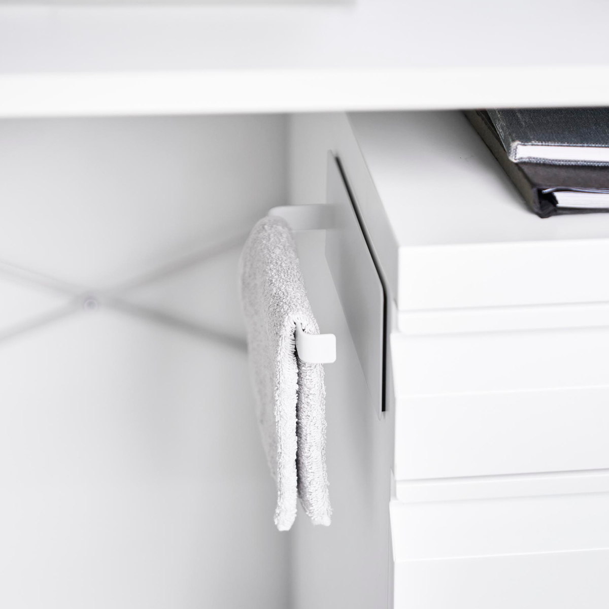 山崎実業 tower デスクワゴン横マグネットハンドタオルハンガー タワー ( 4903208104487 タワーシリーズ タオルハンガー マグネット デスクワゴン横 マグネットハンガー ケーブルホルダー付き 磁石 ハンドタオル ハンガー ) 【ブラック】 ブラック